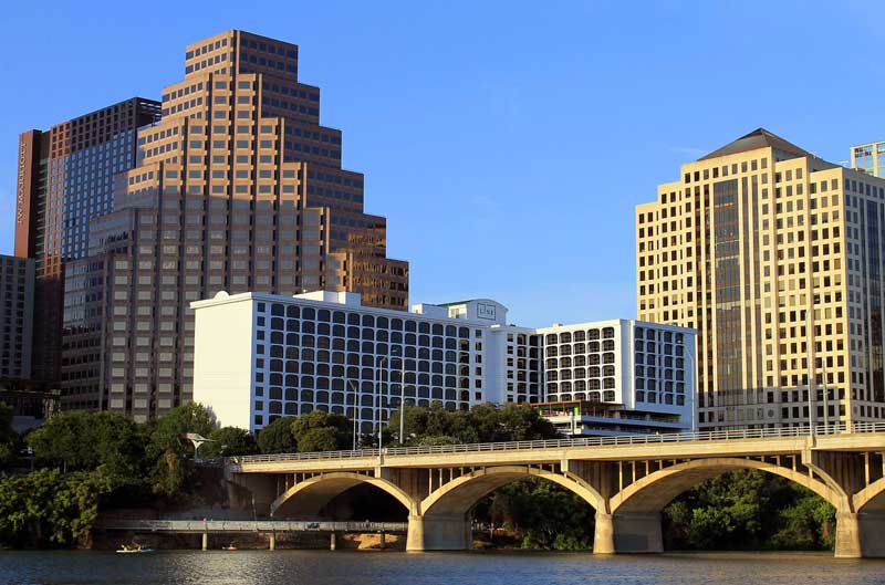 Vista de prédios modernos ao fundo em Austin, uma das principais cidades dos Estados Unidos