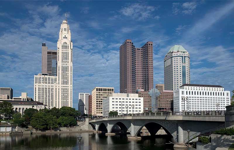 Skyline de Columbus com o rio Scioto em primeiro plano.