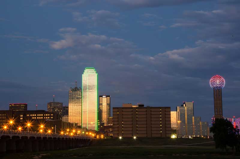 Centro de Dallas com destaque para a Reunion Tower iluminada. Dallas é uma das principais cidades dos Estados Unidos