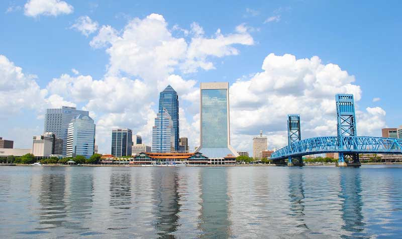 Ponte azul sobre o rio St. Johns em Jacksonville.