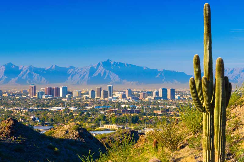 Vista de Phoenix com o deserto e montanhas ao fundo.