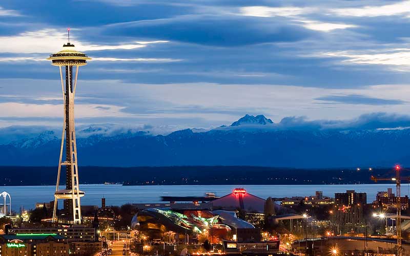 Space Needle com o centro de Seattle e montanhas ao fundo.